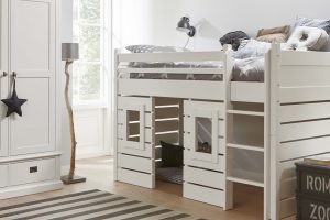 Witte kinderkamer met halfhoogslaper en huisjesbed