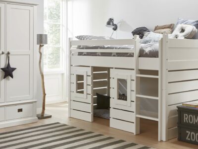 Witte kinderkamer met halfhoogslaper en huisjesbed