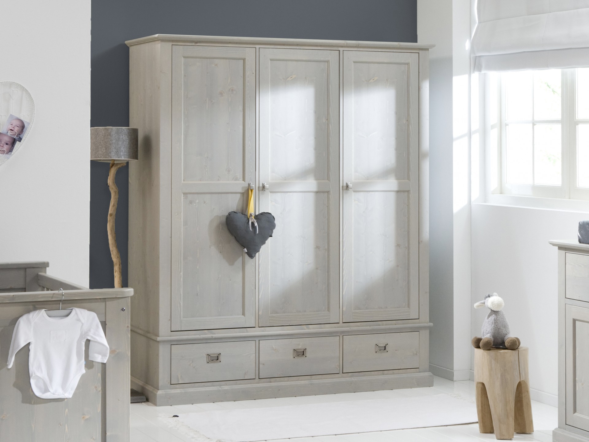 Decoratie Acquiesce bleek Alta Kledingkast met 3 deuren, 3 laden - Stone Grey - Massief hout - Alta  Meubelen